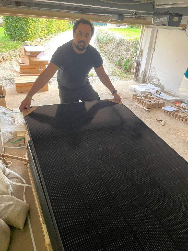 Eine Person montiert ein Solarpanel