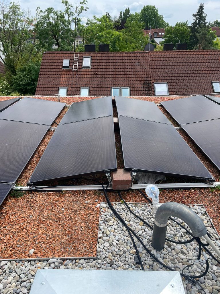 ein Solarpanel, das von einer Person montiert wird