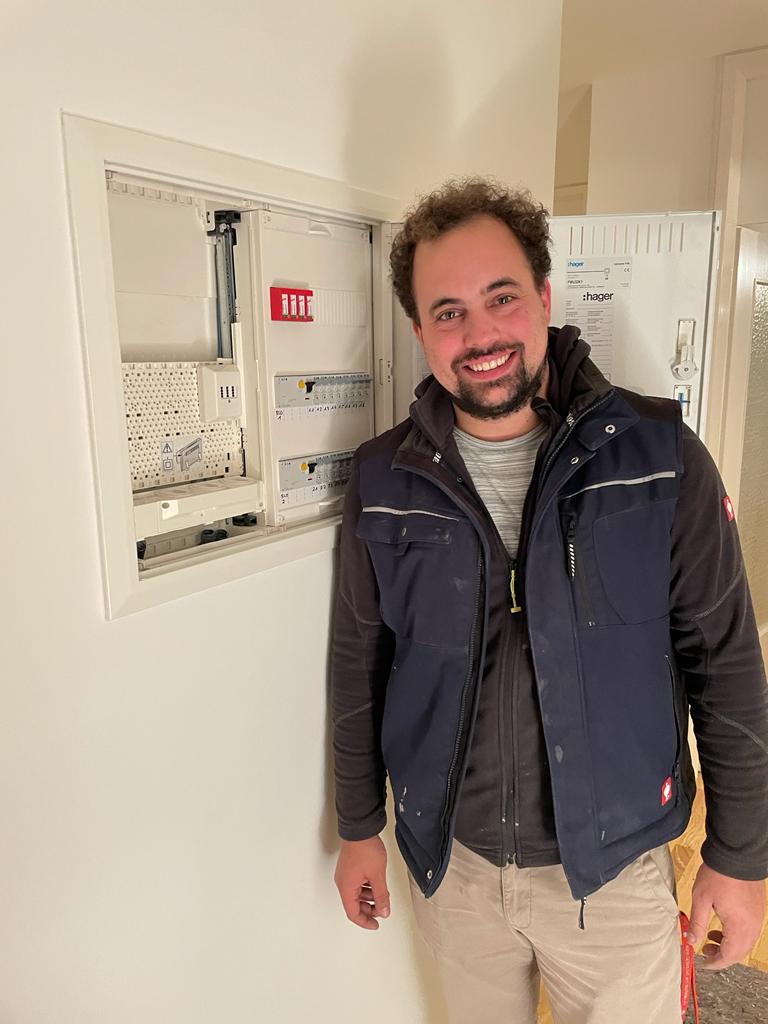 Eine Person mit glücklichem Gesicht